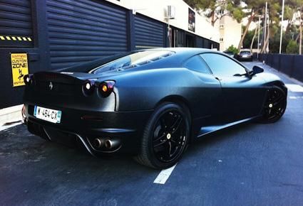"فيراري F430" مغطاة بالجلد تثير الدهشة